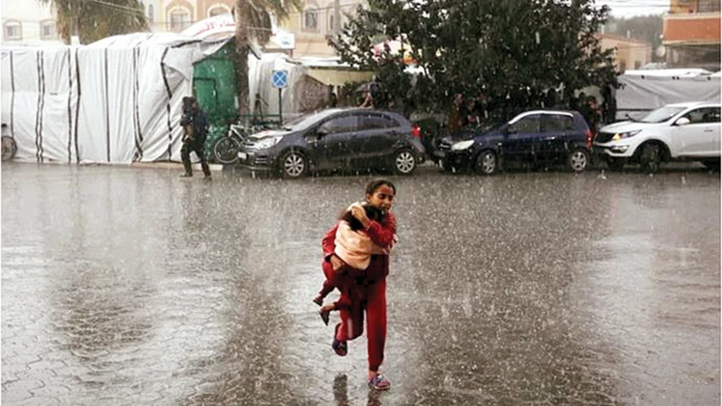 المغرب تواجه أخطر عاصفة في تاريخها خلال ساعات... الأرصاد تطلب مساعدة الدول المجاورة تناشد المواطنين عدم مغادرة منازلهم!