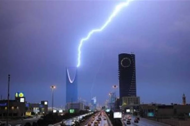 رعود وعواصف وامطار..السعودية في مواجهة طقس صعب وتحذيرات عاجلة للمواطنين